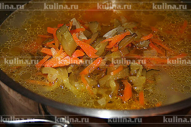 Выложить поджарку в суп, когда перловка и картофель будут готовы.