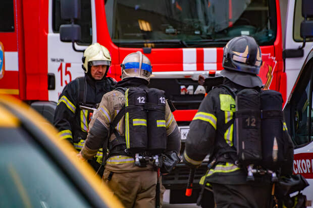 Пенсионерку спасли из горящей квартиры в Казани