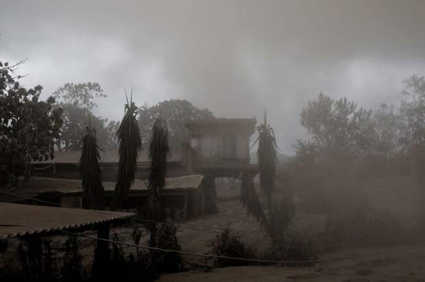 Извержение вулкана в Гватемале оставило после себя дома-призраки, покрытые пеплом