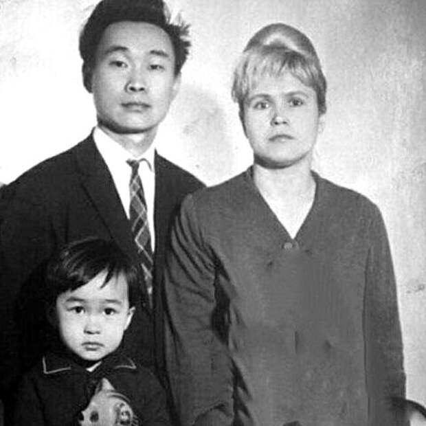 Виктор Цой в детстве с родителями