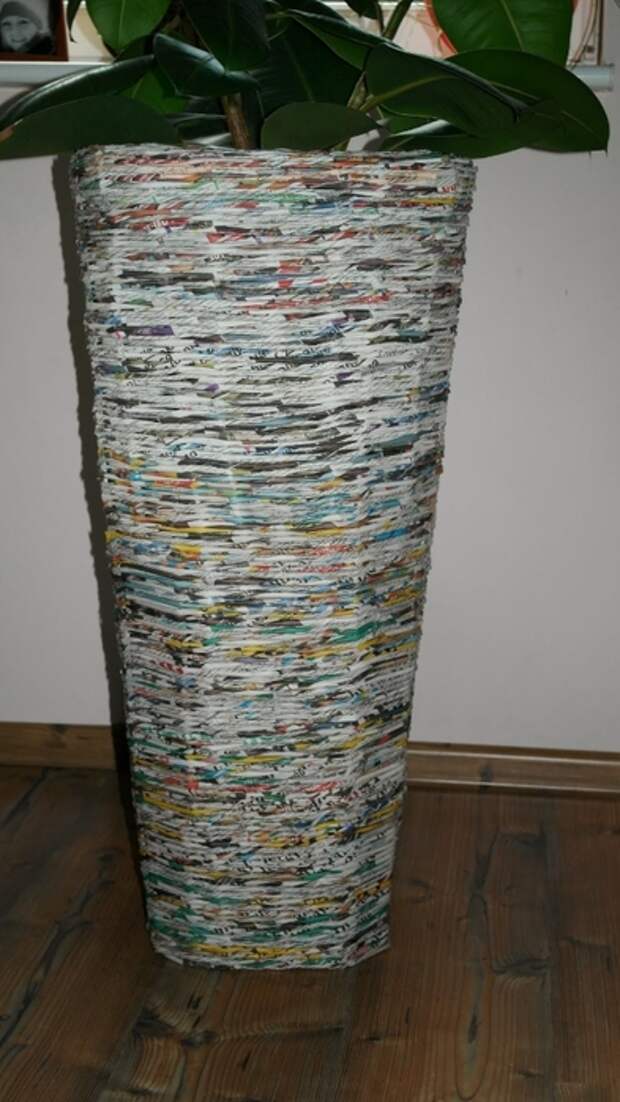 Плетение из газет. Высокое кашпо для комнатного фикуса (14) (393x700, 203Kb)
