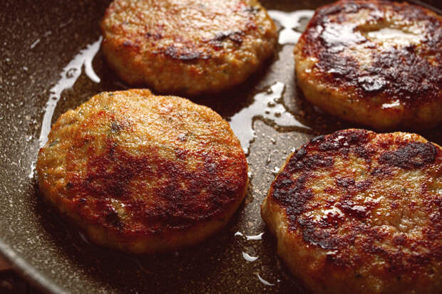 Доктор Мясников дал совет желающим есть котлеты на ночь россиянам