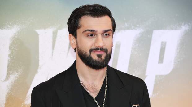 Певец Джони лишился голоса и отменил частные выступления