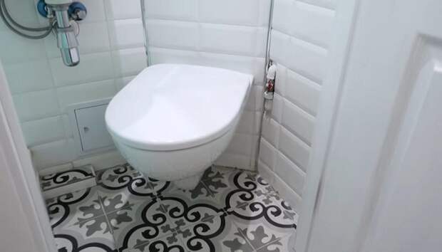 Благодаря компактному унитазу в ванной комнате смогли разместить все необходимое. | Фото: cpykami.ru.