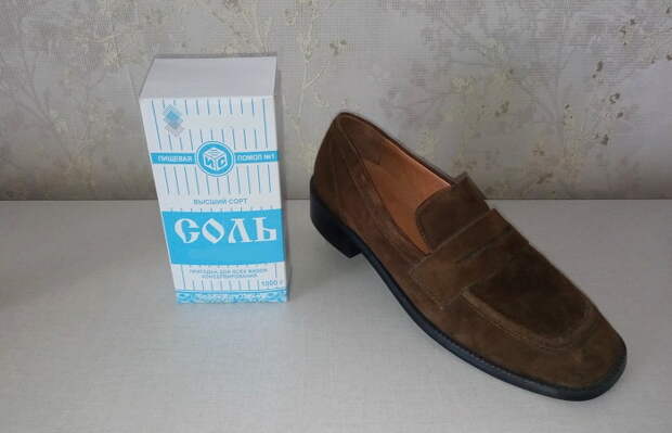 Соль помогает устранить неприятный запах обуви, и ускоряет ее просушку / Фото: novate.ru