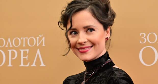 Муж снял беременную российскую актрису с обнаженной грудью