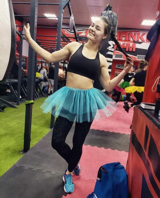 Александра Ситникова дурачится в зале