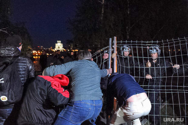 Акция против строительства собора святой Екатерины на территории сквера у Театра драмы (НЕОБРАБОТАННЫЕ). Екатеринбург, храм на крови, росгвардия, протест, сквер на драме