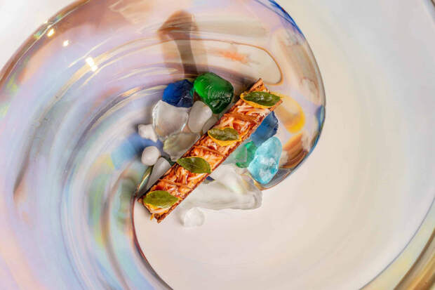 Подача блюда в ресторане Trèsind Studio