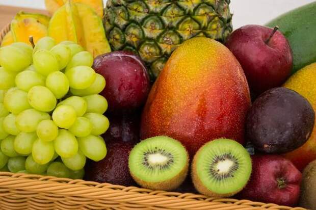 Врач Соломатина: пожилым людям не рекомендуется есть много фруктов
