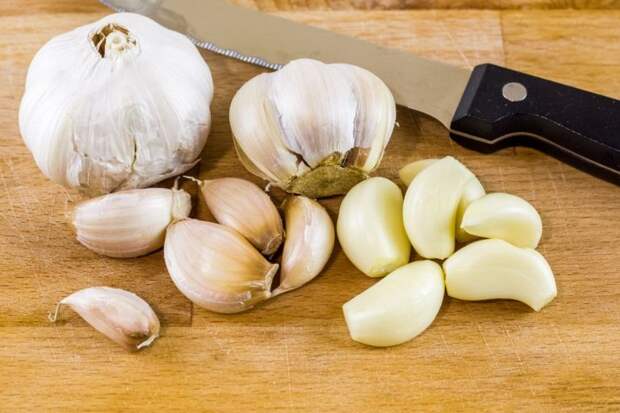 Женщина очищает зубчик чеснока всего одним движением: видео, которое за день посмотрели более 12 миллионов человек