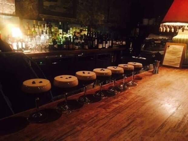 Эти эспрессо с мартини выглядят как стулья на деревянном полу у бара в мире, животные, здания, иллюзии, иллюзия, интересное, люди