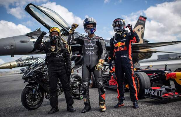 Суперкары, супербайк, автомобиль F1, самолет и истребитель устроили гонку