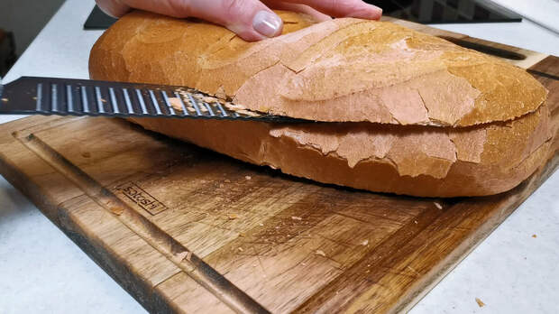 Чтобы приготовить вот такой аппетитный пирог с мясом не обязательно замешивать тесто. Вместо него можно взять обычный батон хлеба.-8