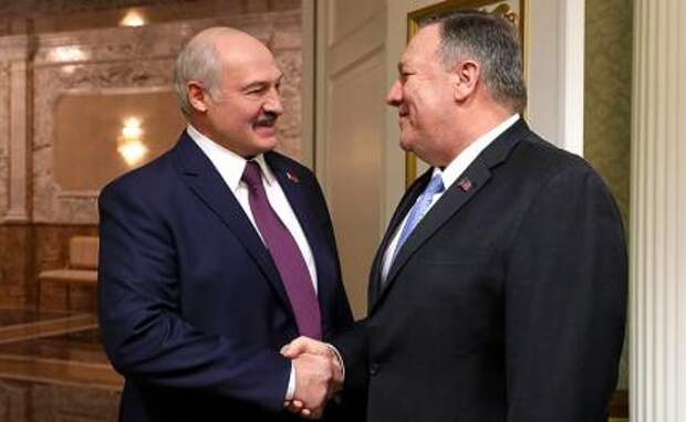 На фото: президент Белоруссии Александр Лукашенко и госсекретарь США Майк Помпео (слева направо) во время встречи, 01 февраля 2020