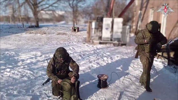 Российские связисты показали оперативное восстановление кабельной линии в зоне СВО