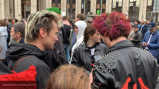 Митингующих в Москве нужно поставить на место, чтобы избежать поножовщины, считает эксперт