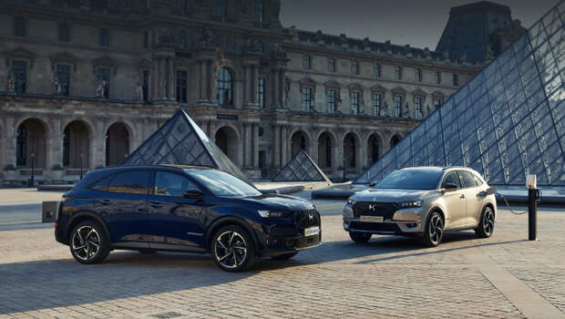 Ds 7 crossback. Внешне особая серия выделяется шильдиками Louvre на капоте, передних и задней дверях, глянцево-чёрной отделкой фонарей, окантовкой окон, рейлингами, плюс новыми 20-дюймовыми колёсными дисками Alexandria и луврской пирамидой, выгравированной на корпусах зеркал.