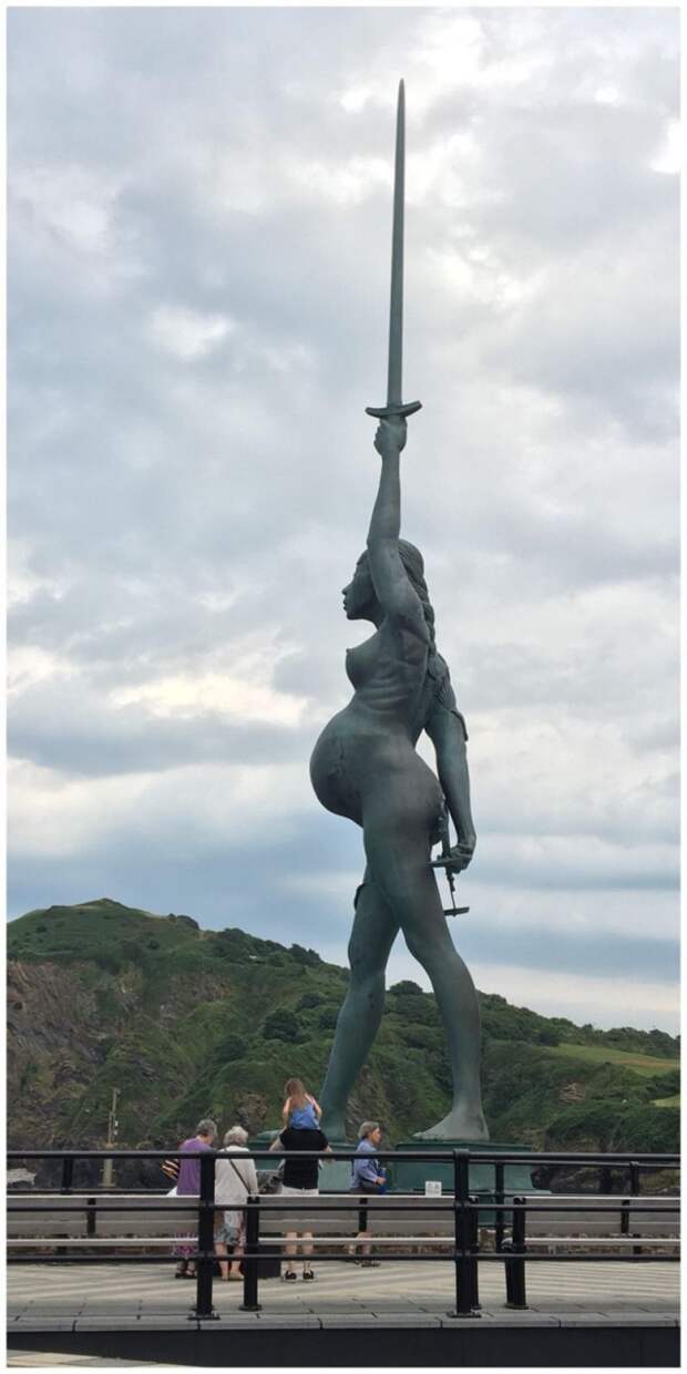 Статуя беременной женщины с двумя очень разными сторонами