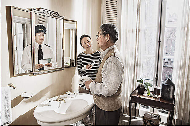 younger-self-reflected-in-mirror-reflection-tom-hussey-9