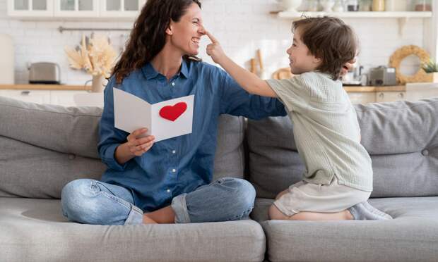 Что собой представляют родители-липучки, которые ломают жизнь своему ребенку