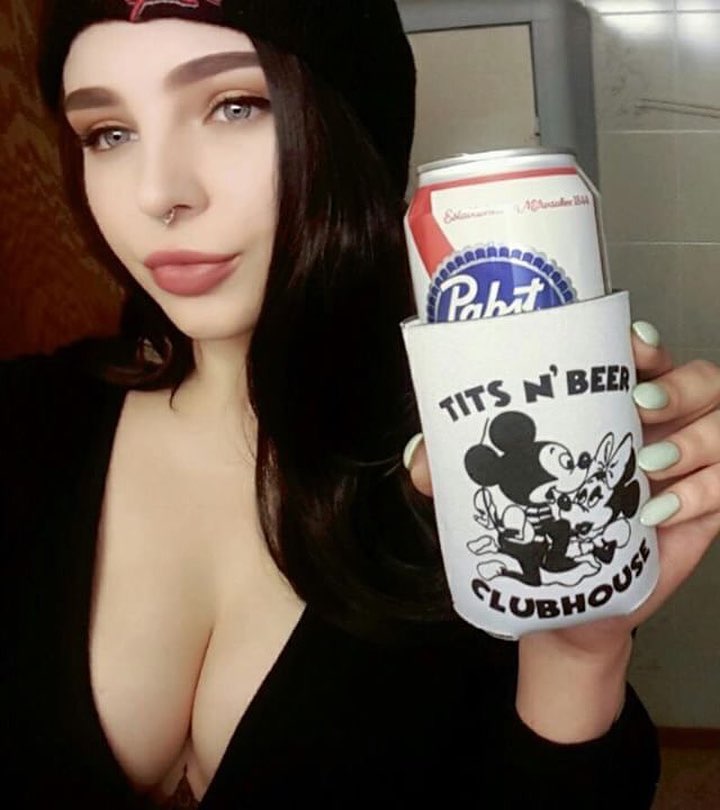 Красивые девушки и пиво