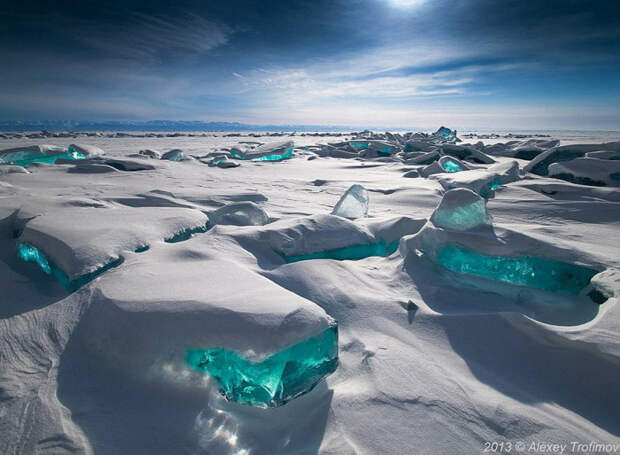 Изумрудно-зеленые глыбы льда под снежным покрывалом переливаются в лучах солнца. Автор фотографии: Alexey Trofimov.