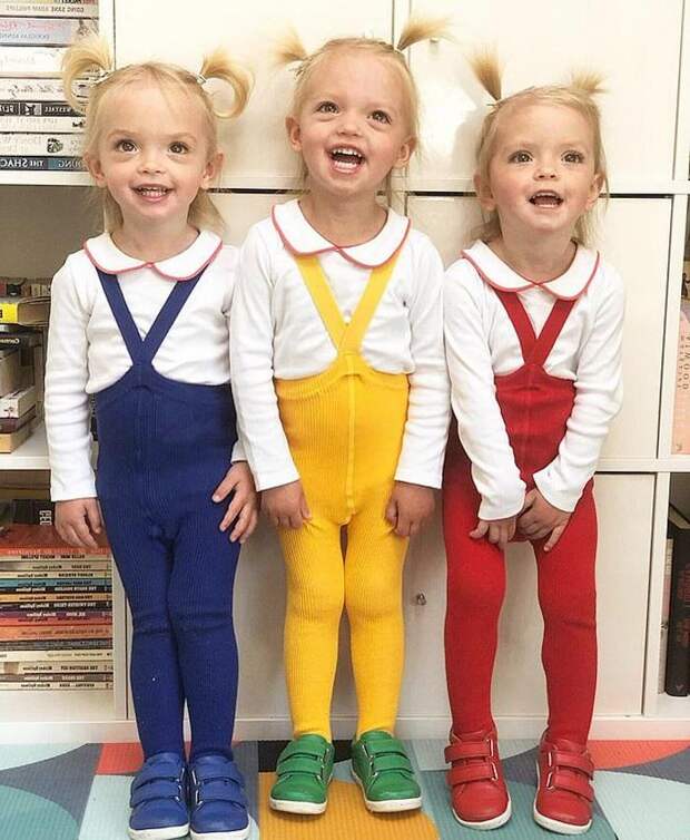 Веселый налет: 2-летние тройняшки прорвались на кухню, чтобы наесться шоколадной пасты (фото)