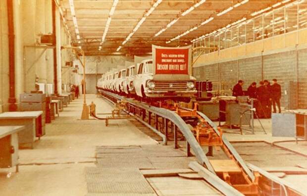 Первые 408 из Ижевска собирались на площадях достроенного и переоборудованного корпуса НИИ «Прогресс», принадлежащего «Ижмашу» СССР, авто, автозавод, автомобили, завод, производство, ретро фото, советские автомобили
