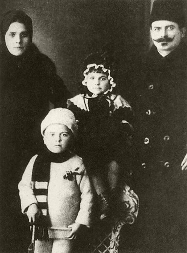 Александр Маринеско (на переднем плане) с родителями и сестрой Валентиной, 1910-е годы
