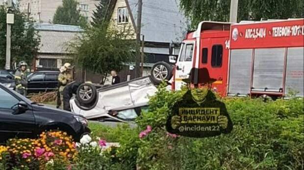 Автомобиль перевернулся в частном секторе в Барнауле