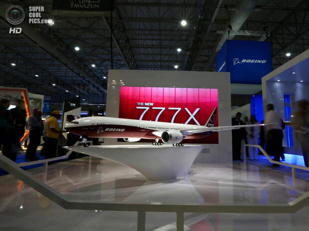 ОАЭ. Дубай. 17 ноября. Модель Boeing 777-9X на международном аэрокосмическом салоне Dubai Airshow. (AFP PHOTO/MARWAN NAAMANI)