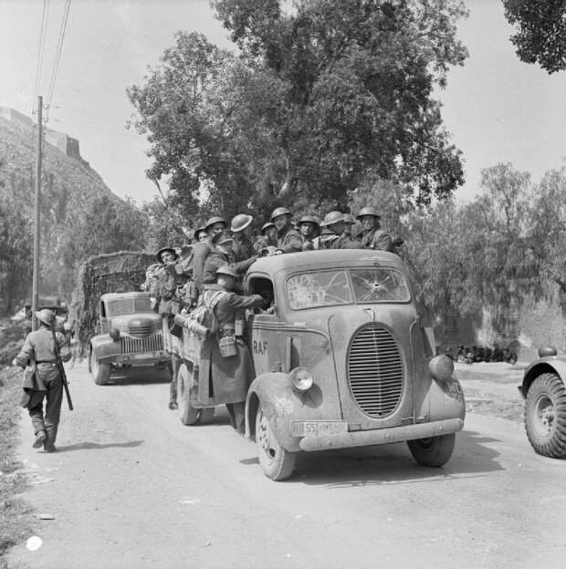 А вот так выглядел фордовский COE в обычном исполнении. Здесь он служит британцам во время короткой кампании в Греции. Фото 1940 года. chevrolet, ford, авто, автоистория, грузовик, грузовики, разработки, тягач