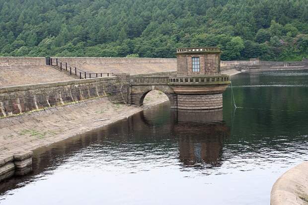 Ледибауэр (анг. Ladybower) — Y-образное водохранилище