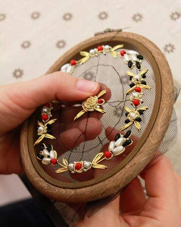 Вышивка по сетке от Krista Decor