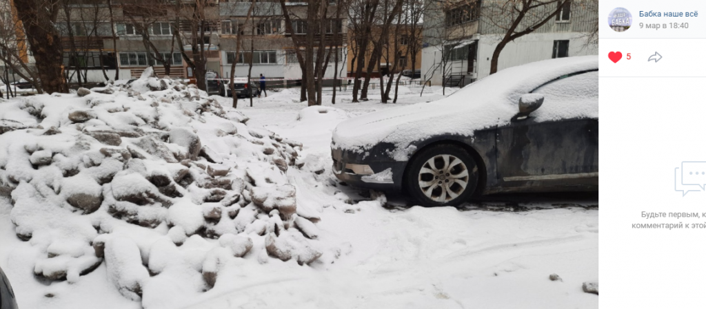 Снежные кучи заблокировали выезд с парковки на Енисейской