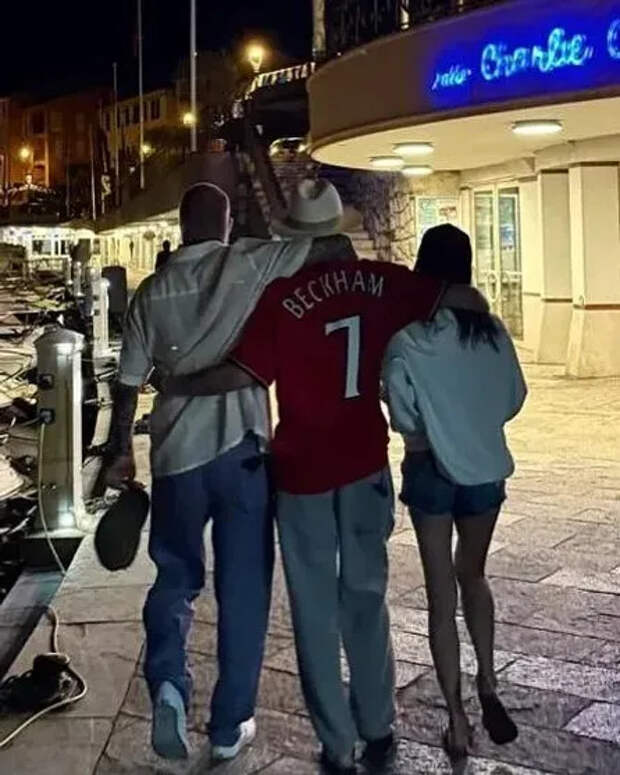 Дэвид и Виктория Бекхэм с сыном