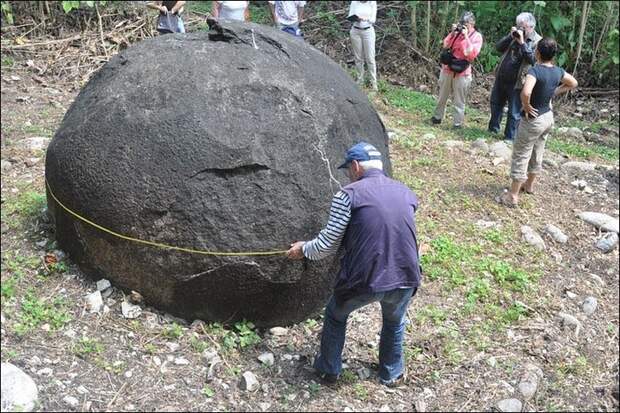 Каменные шары острова Чамп. Фото: anti-pr.ru