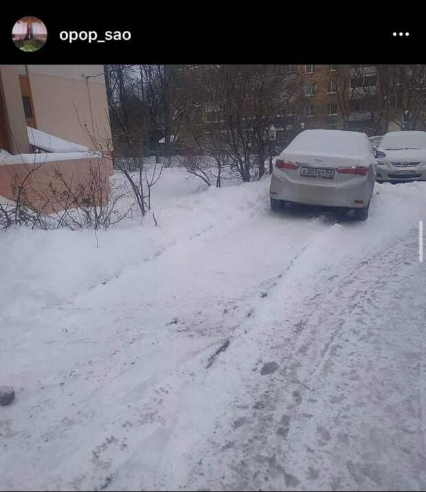 Припаркованные на тротуарах автомобили во дворах Аэропорта мешают пешеходам