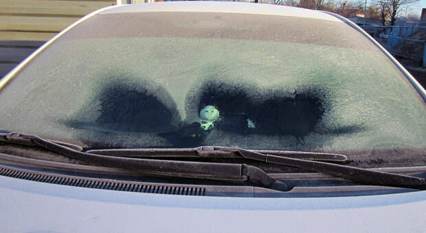 Хитрость водителей, чтобы дворники никогда не примерзали к стеклу автомобиля