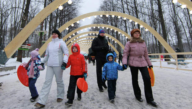 Зимний отдых горожан в парке Сокольники. Архивное фото