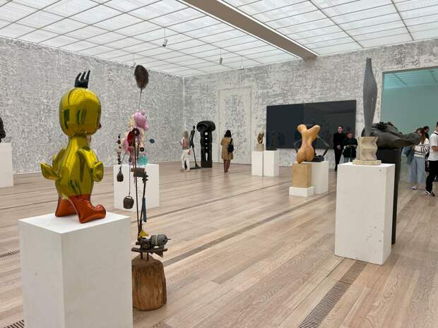 Вид экспозиции «Dance With Daemons» в Fondation Beyeler