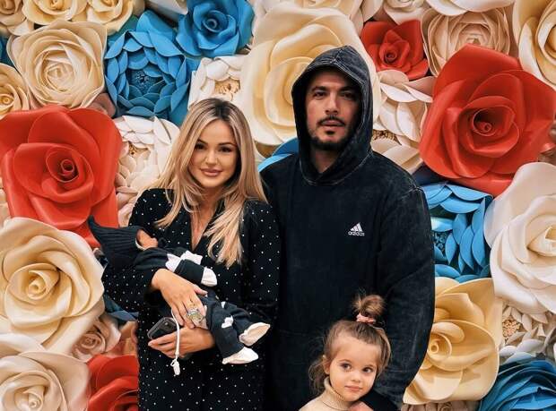 Жена рэпера Птахи опубликовала фото с выписки из роддома