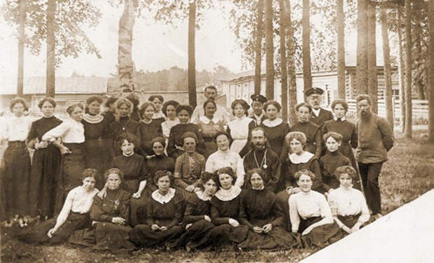 1910 год. Бажов со своими ученицами (на фото справа, рядом с ним стоит Валя, будущая жена). /Фото: ompural.ru