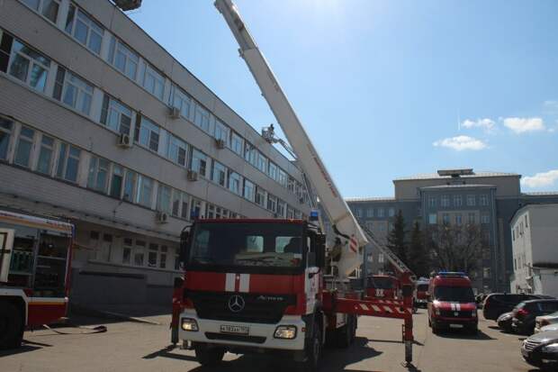 По легенде в одном из помещений больницы на втором этаже произошло короткое замыкание / Фото предоставлено пресс-службой Управления по САО МЧС России по г. Москве