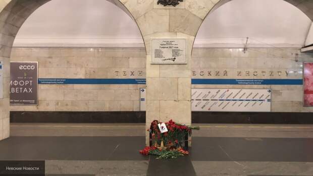 Губернатор Петербурга отдал дань памяти погибшим при теракте в метро