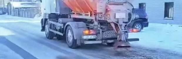 В Караганде усилили борьбу с гололедом перед Новым годом