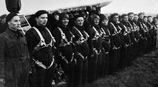 Экипаж дирижабля "СССР-В6" после возвращения из рекордного полета 4 октября 1937 г.