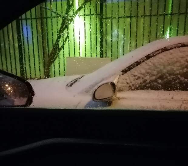 Вандалы разбили боковые стёкла у автомобилей на улице Генерала Карбышева