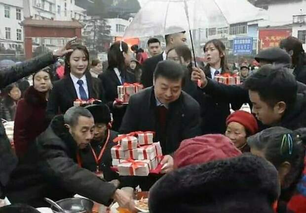 Китайский магнат осыпал подарками и деньгами пожилых жителей деревни, где он родился (3 фото + 1 видео)